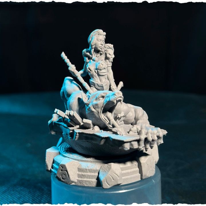 Thyra resin figure